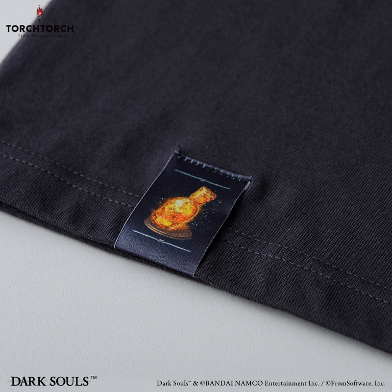 ダークソウル × TORCH TORCH/ オーンスタインとスモウのTシャツ インクブラック Sサイズ - イメージ画像3