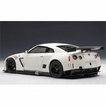 【お取り寄せ終了】シグネチャーシリーズ/ NISSAN GT-R FIA GT1 2010 マット・ホワイト 1/18: 81076