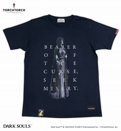 【再生産】ダークソウル × TORCH TORCH/ 緑衣の巡礼のTシャツ: ネイビー Sサイズ