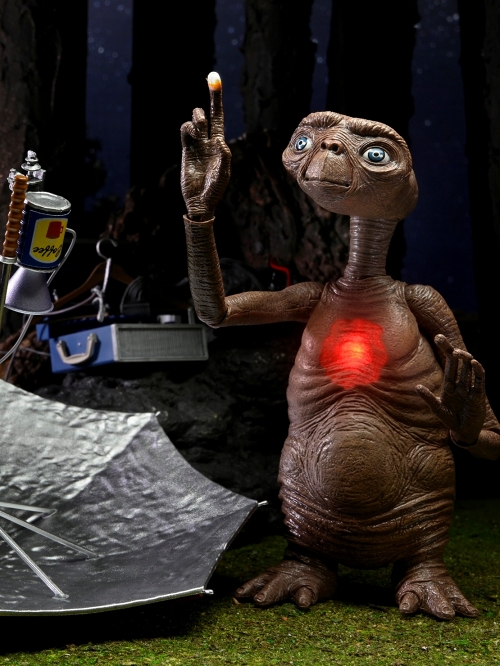 【再入荷】E.T. イーティー/ E.T. LED チェスト 40th アニバーサリー デラックス アルティメット アクションフィギュア - イメージ画像
