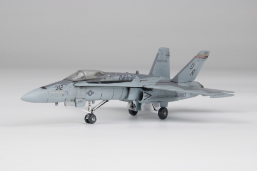 F/A-18C ホーネット VMFA-312 フェリス迷彩 1/144 プラモデルキット