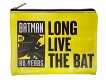 【お取り寄せ終了】BATMAN 80 YEARS/ バットマン フラットポーチ IG3218 - イメージ画像1