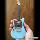 ニルヴァーナ カート・コバーン Fender Mustang Sonic Blue 1/4 ギター ミニチュアモデル - イメージ画像1